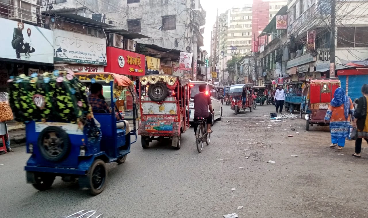 কুমিল্লা নগরীর ফুটপাত দখলমুক্ত রাখতে পুলিশের অভিযান
